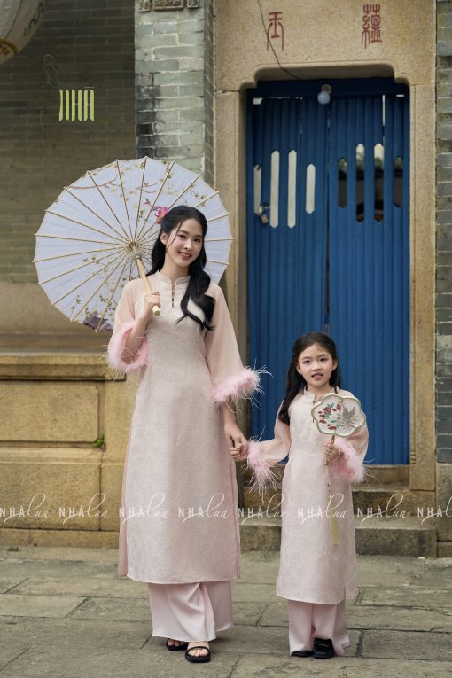 Áo Dài Bé Gái Gấm Nổi Đính Lông Vũ Cao Cấp Nhà Lụa - Ảnh 5