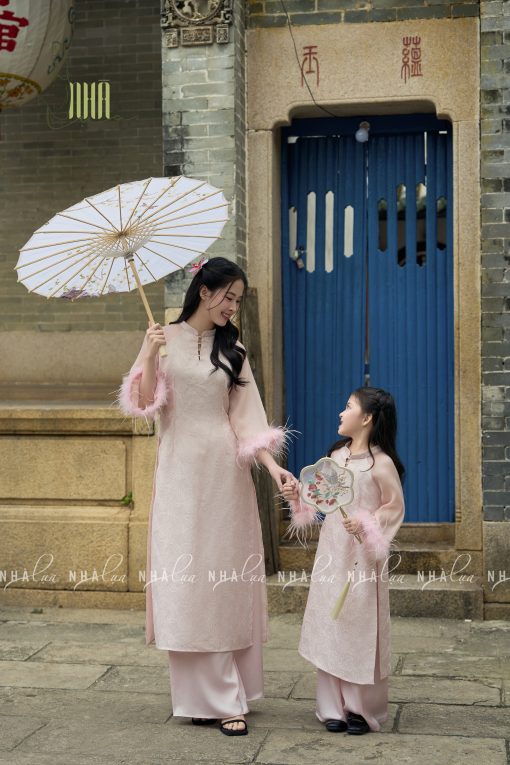 Áo Dài Bé Gái Gấm Nổi Đính Lông Vũ Cao Cấp Nhà Lụa - Ảnh 4
