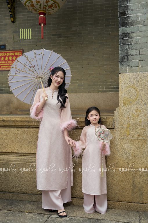Áo Dài Bé Gái Gấm Nổi Đính Lông Vũ Cao Cấp Nhà Lụa - Ảnh 6