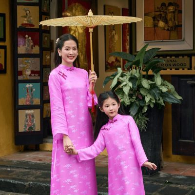 Áo Dài Châu Nghinh Cho Bé Màu Hồng Nhạt Nhà Lụa