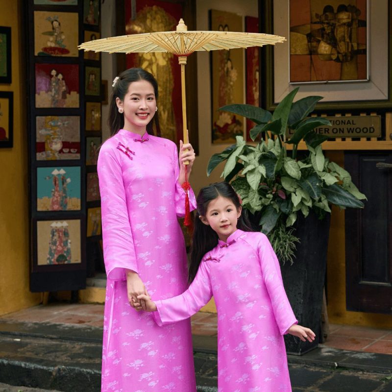 Áo Dài Châu Nghinh Cho Bé Màu Hồng Nhạt Nhà Lụa