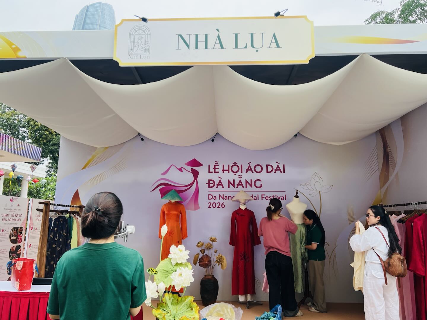 Ảnh gian hàng Áo Dài của Nhà Lụa tại Lễ Hội Áo Dài Đà Nẵng
