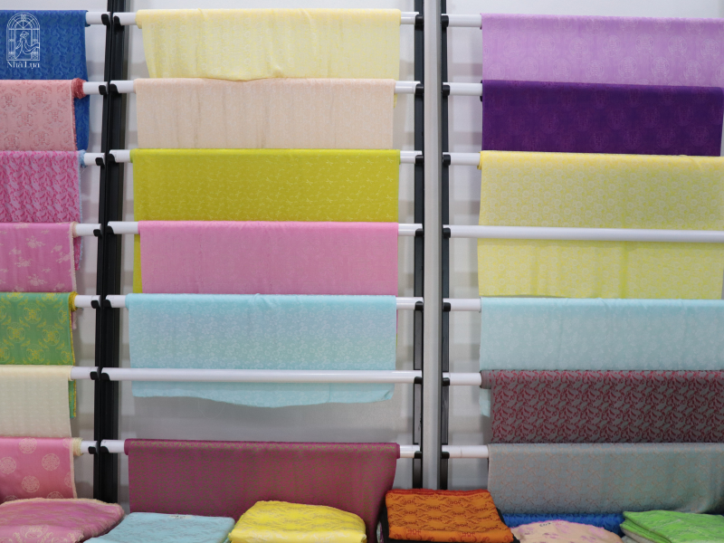 Những thước lụa tơ tằm nhuộm thủ công luôn đòi hỏi sự chăm sóc và bảo quản đúng cách để luôn bền đẹp.