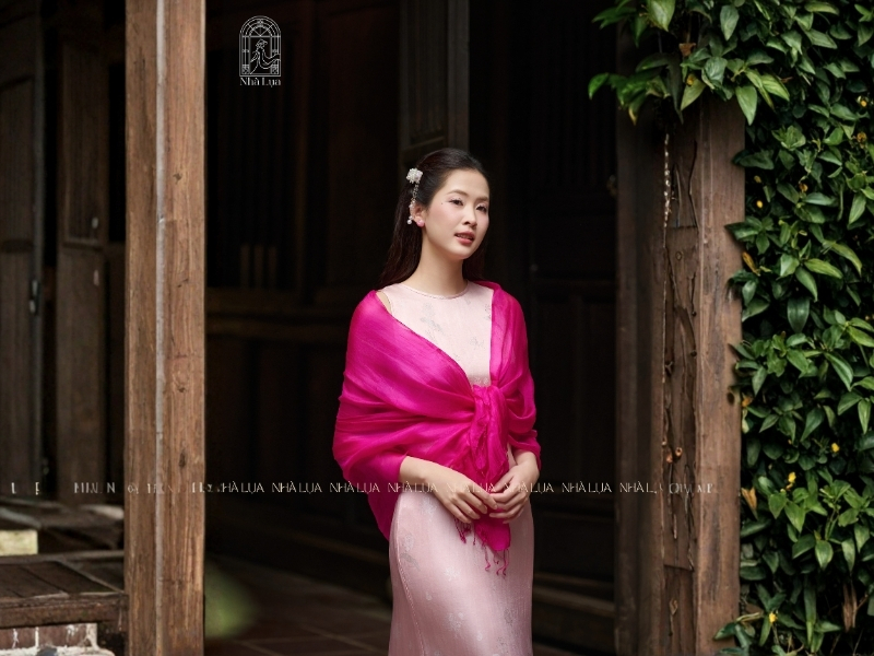 Có thể chọn Khăn Lụa Tơ Tằm Phối Cùng Pháp Phục Vừa Thanh Lịch Vừa Điều Tiết Nhiệt Độ Cho Những Người Nhạy Cảm Nhiệt Độ