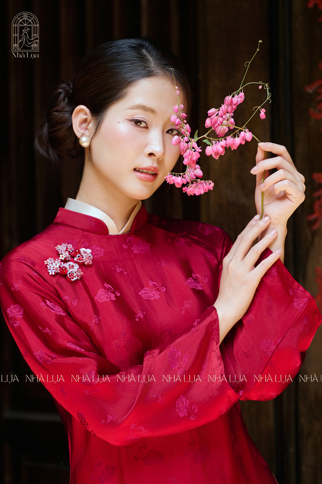 Kinh Nghiệm Mua Áo Dài Lụa Tơ Tằm Tại Đà Nẵng: Chọn Lụa Chuẩn, Tôn Dáng