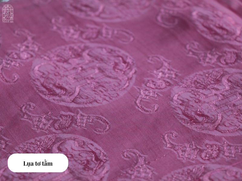 Lụa tơ tằm chất liệu lý tưởng cho áo bà ba thanh lịch, mềm mại