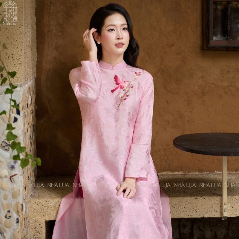 Lụa tơ tằm là loại vải rất khó để tạo nên những bộ áo dài sang trọng nếu không có thợ lành nghề