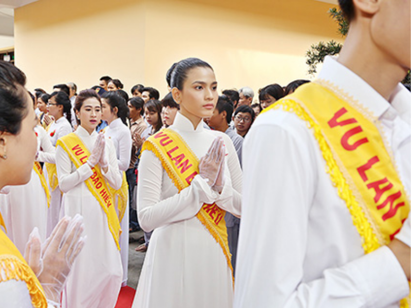 Màu trắng trong lễ Vu Lan biểu tượng của sự thanh tịnh và tưởng niệm 