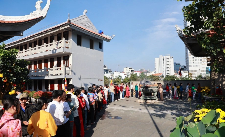 Mùa hè chọn sai pháp phục sẽ gây khó chịu đặc biệt là vào các dịp lễ đông người
