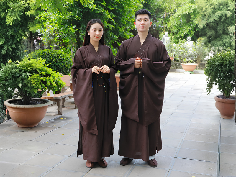 Nên Pháp Phục Màu Nâu Đà Khi Đi Đến Các Không Gian Cổ Kính Như Chùa