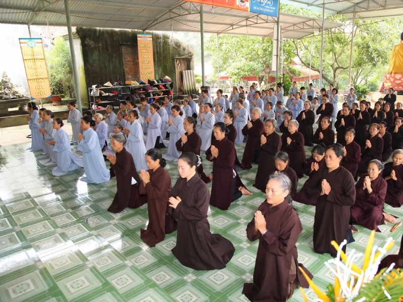 Pháp Phục Bát Quan Trai Giới là dịp mà pháp phục thường được mặc trong nguyên 1 ngày như người xuất gia