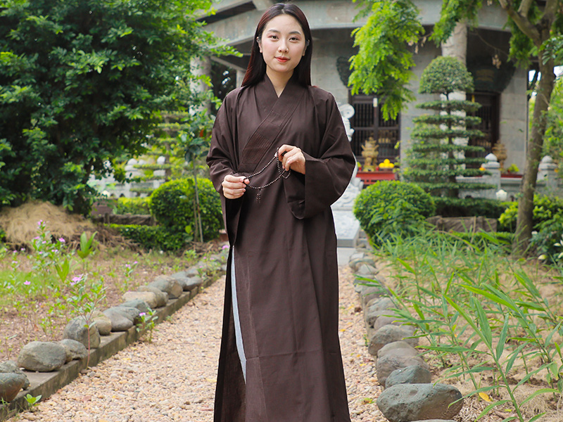 Pháp phục màu nâu đà lựa chọn quen thuộc tại miền Trung Việt Nam 
