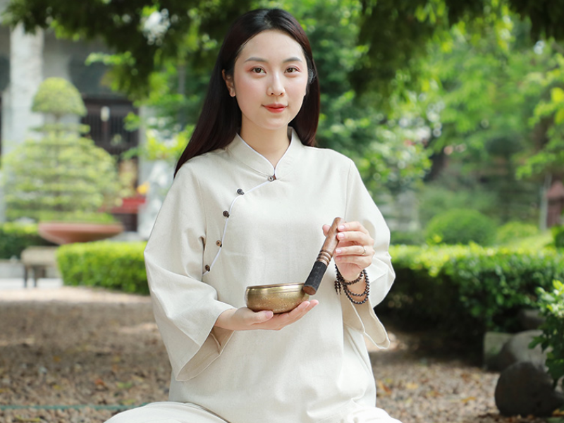 Pháp phục màu trắng lựa chọn phù hợp cho sự trang nghiêm và tinh khiết 