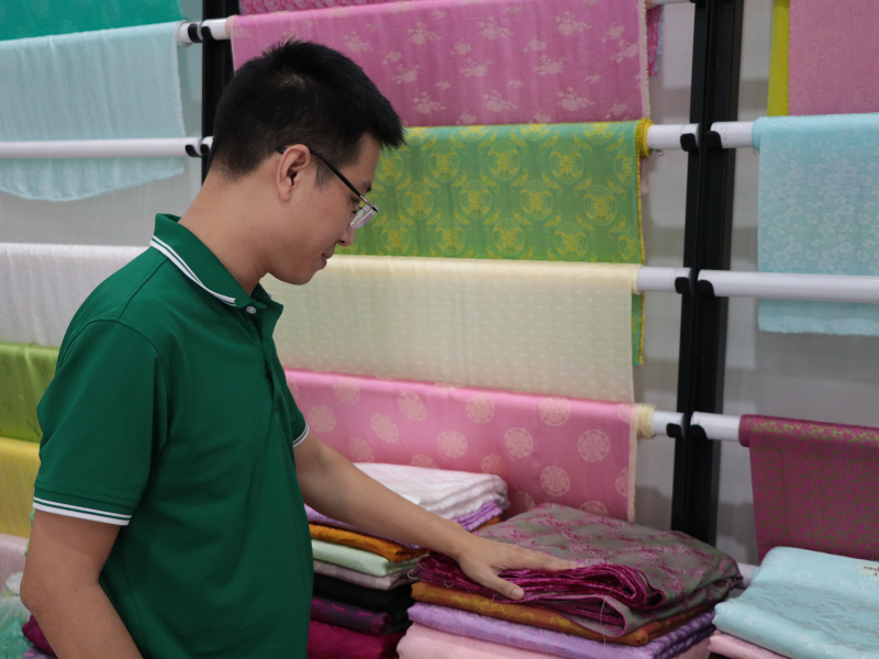 Trải nghiệm sờ trực tiếp chất liệu lụa tơ tằm thượng hạng tại showroom Nhà Lụa Đà Nẵng hay Cửa hàng Nhà Lụa Hà Nội.