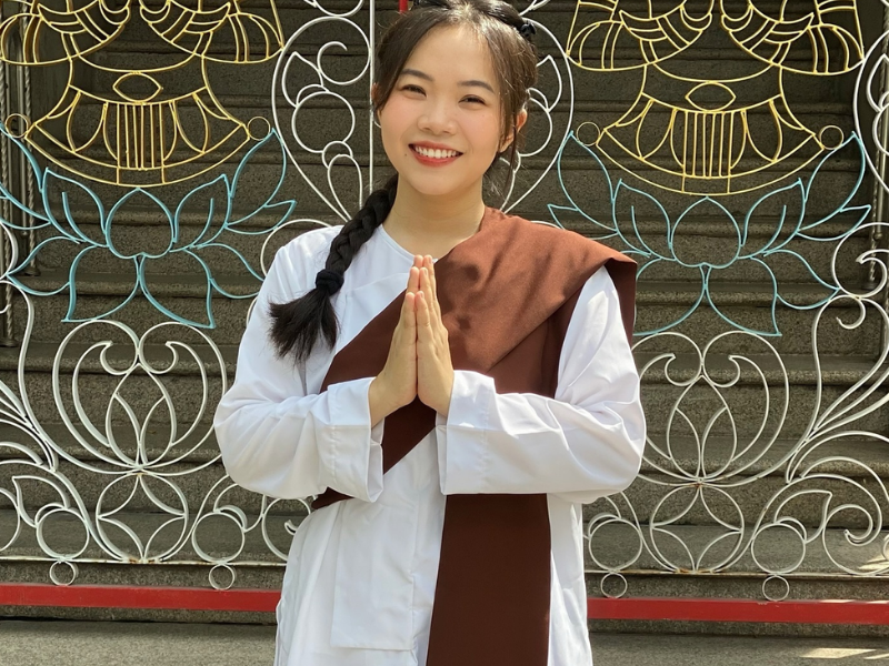 Trang phục Phật giáo màu trắng nhẹ nhàng, tinh khôi, trang nghiêm 