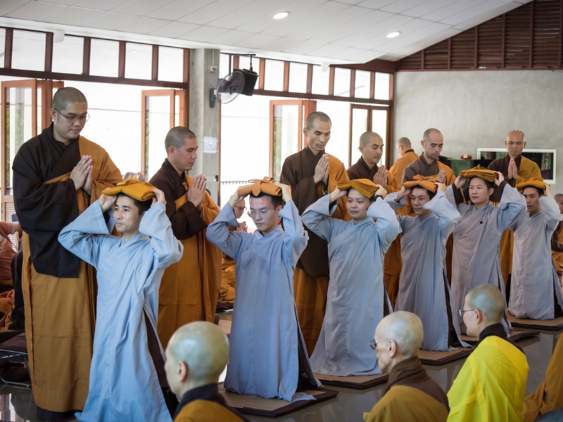 Trong ngày thọ Bát quan trai giới, Phật tử tại gia theo Nam tông thường mặc toàn trắng biểu thị sự tịnh hóa và sống gần gũi với nếp sống người xuất gia