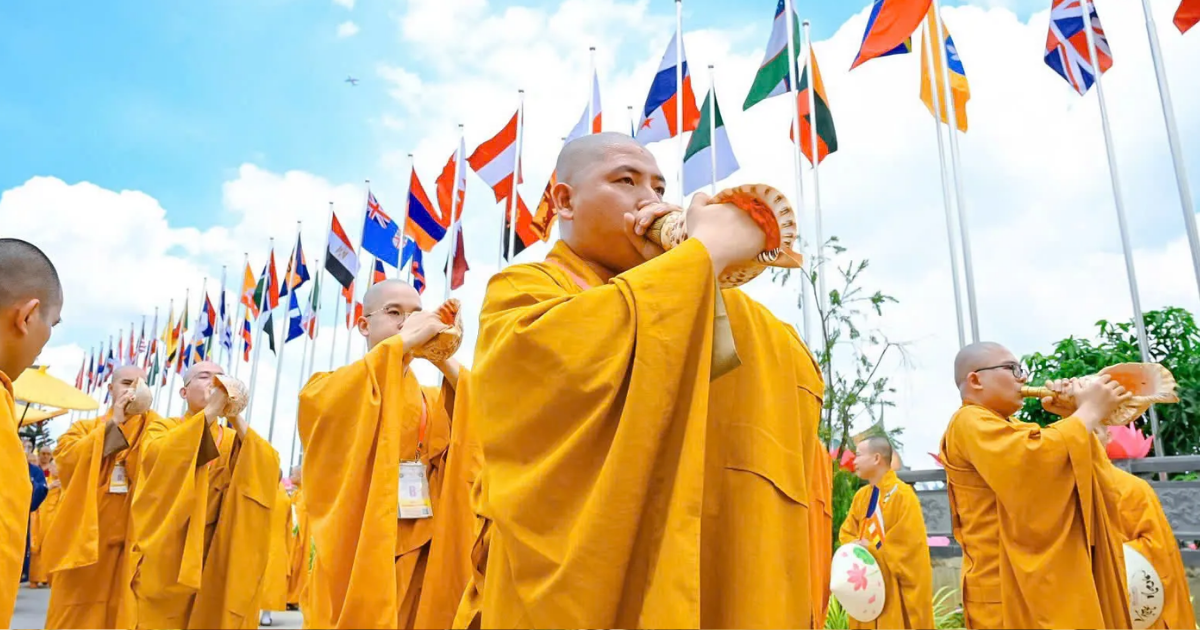 Ý Nghĩa Màu Pháp Phục Phật Giáo Trắng, Lam, Nâu Đà, Vàng Nghệ