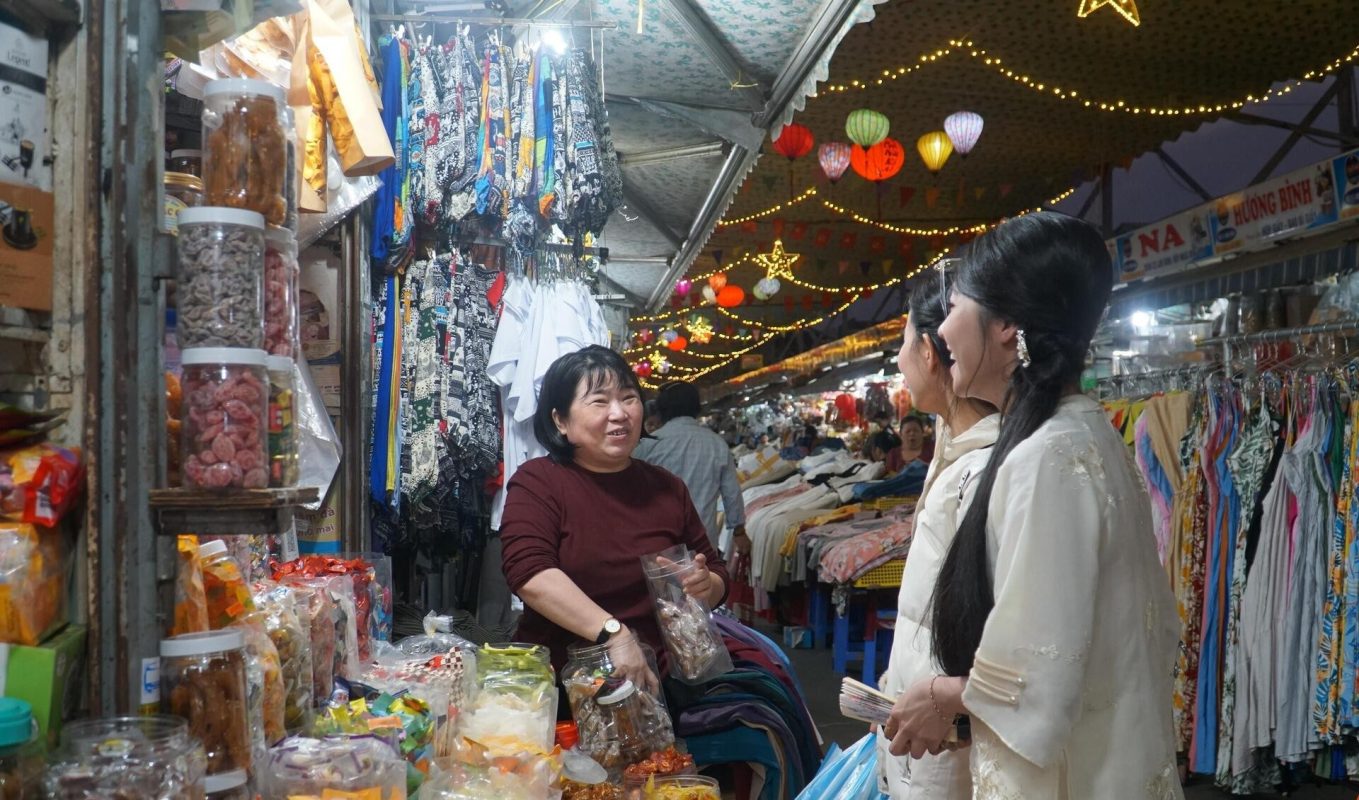 Bên cạnh sự tiện lợi thì việc mua áo dài ở các khu chợ truyền thống cũng mang đến những khuyết điểm không đáng có