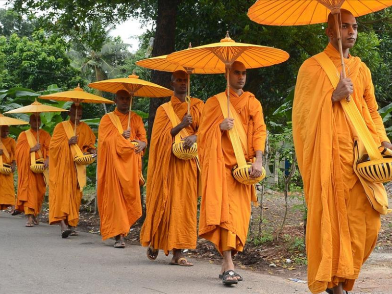 Y áo của người tu hành có nguồn từ Ấn Độ, có màu đặc trưng là màu vàng nghệ hoặc nâu đất 