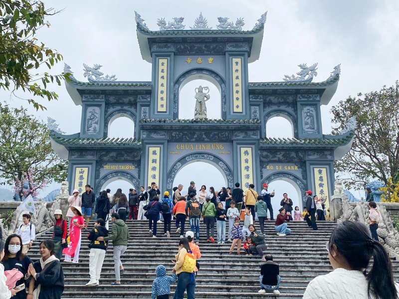 Chùa Linh Ứng ( Đà Nẵng) là một trong những ngôi chùa nổi tiếng tại Việt Nam thu hút rất nhiều phật tử, du khách ghé thăm mỗi năm ( Nguồn: Báo Thanh Niên)