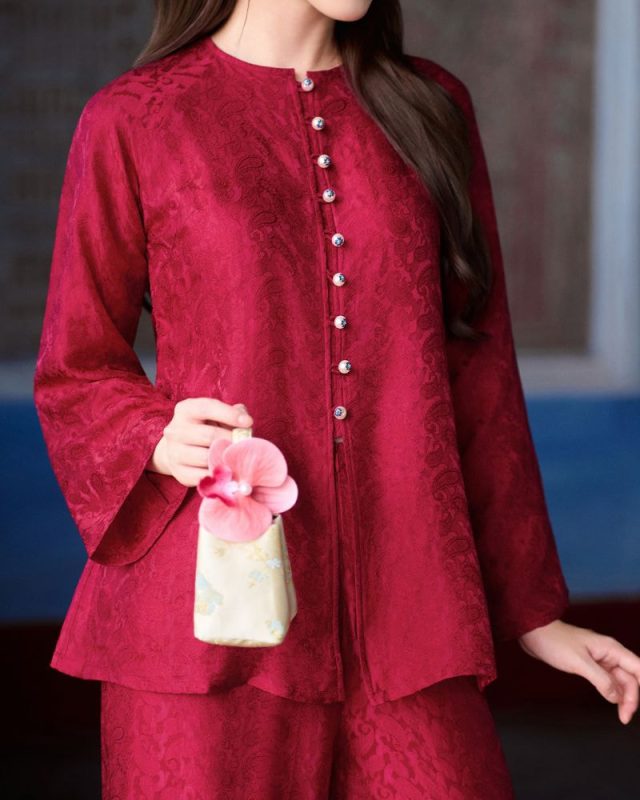 Độ óng ánh tự nhiên của pháp phục lụa tơ tằm tại Nhà Lụa