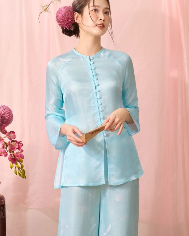 Pháp phục Diệu An - Nhà Lụa, được dệt bằng sợi tơ tằm tự nhiên mang đến tính thoáng mát ngay cả khi mùa hè
