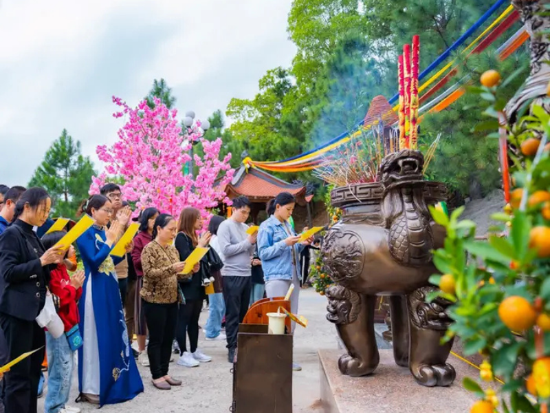 Đi chùa là cách để tìm lại sự bình an trong tâm và nuôi dưỡng những điều thiện lành.