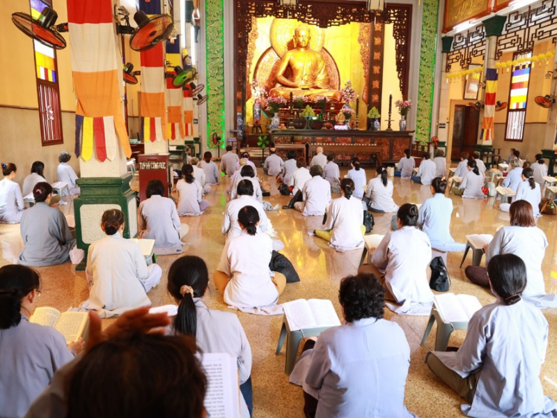 Phật tử thực hành Khóa Tu Thiền và Bát Quan Trai Giới đầy trang nghiêm 