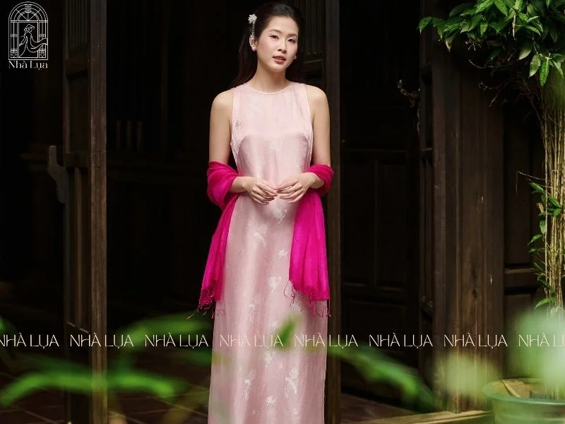 Váy lụa tơ tằm Nhà Lụa hoàn toàn có thể làm trang phục đi làm thanh lịch dành cho phụ nữ hiện đại