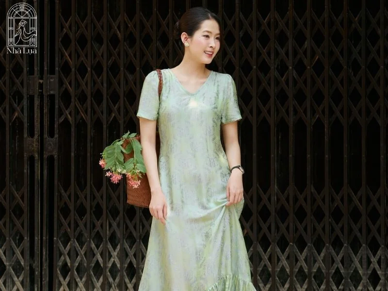 Váy lụa cổ yếm mang đậm nét đẹp truyền thống, giúp tôn lên vẻ quyến rũ qua phần cổ thanh thoát và bờ vai thon gầy