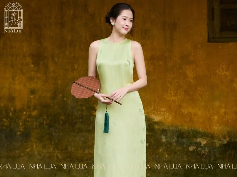Váy lụa cổ yếm mang đậm nét đẹp truyền thống, giúp tôn lên vẻ quyến rũ qua phần cổ thanh thoát và bờ vai thon gầy