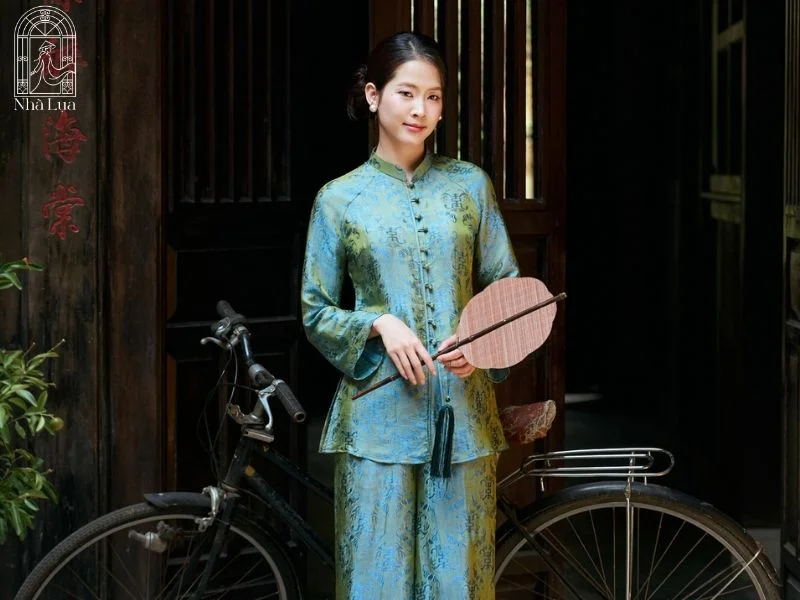 Pháp phục lụa tơ tằm vô cùng thoáng mát, siêu nhẹ và toát lên vẻ đẹp bóng mờ trang nghiêm