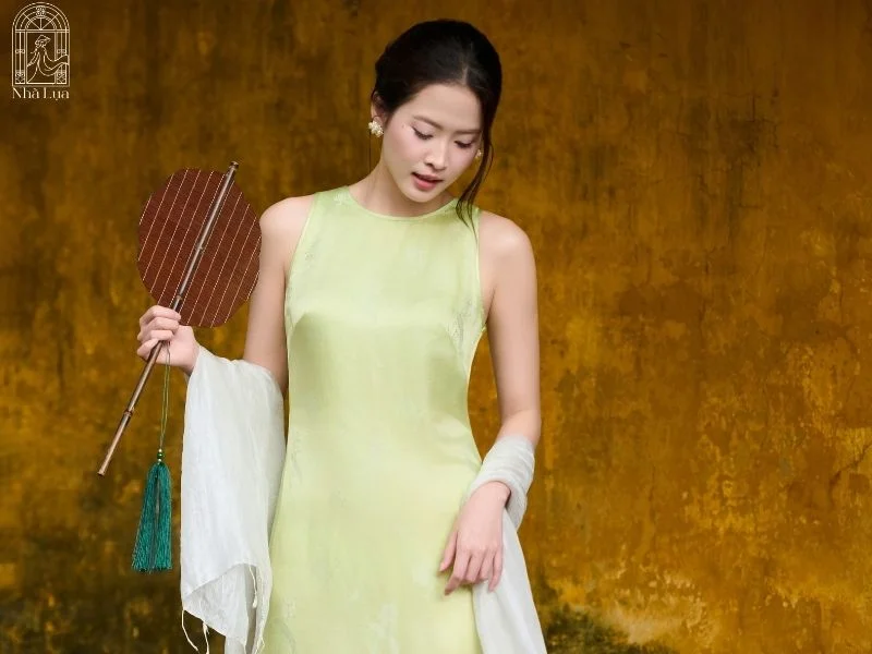 Váy lụa tơ tằm Uyển Thanh mang lại vẻ đẹp óng ả thu hút vượng khí và sự thoải mái tuyệt đối trong suốt những ngày Tết bận rộn