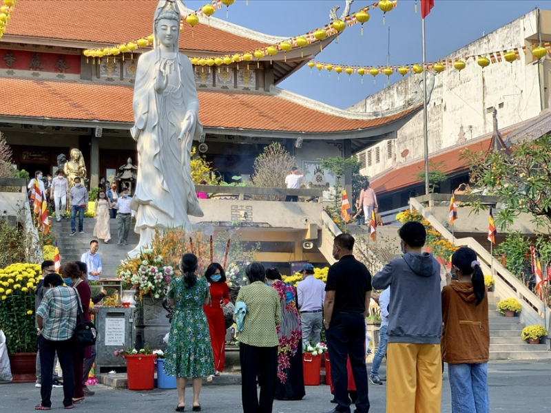 Hình ảnh mọi người đi chùa trong không gian thanh tịnh, trang nghiêm 