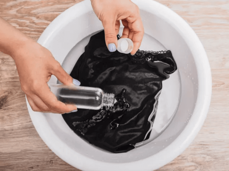 Hướng dẫn giặt lụa tơ tằm từng bước đúng cách tại nhà 