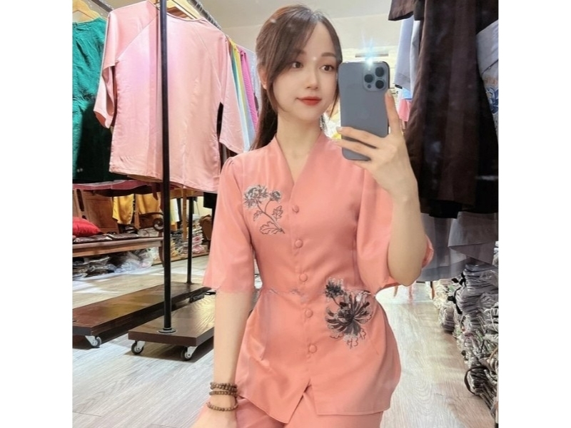 Cotton là chất liệu phổ biến với giá thành rẻ, dễ giặt, dễ mặc