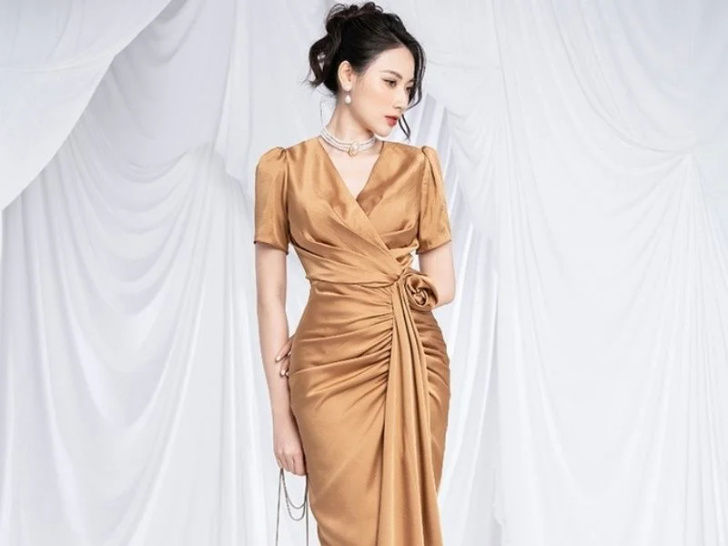 Đầm lụa quấn chéo giúp giấu vòng 2