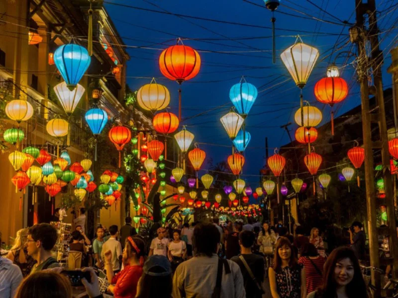 Phố Cổ Hội An với khung cảnh lung linh của đèn lồng, phù hợp để chụp hình với váy lụa