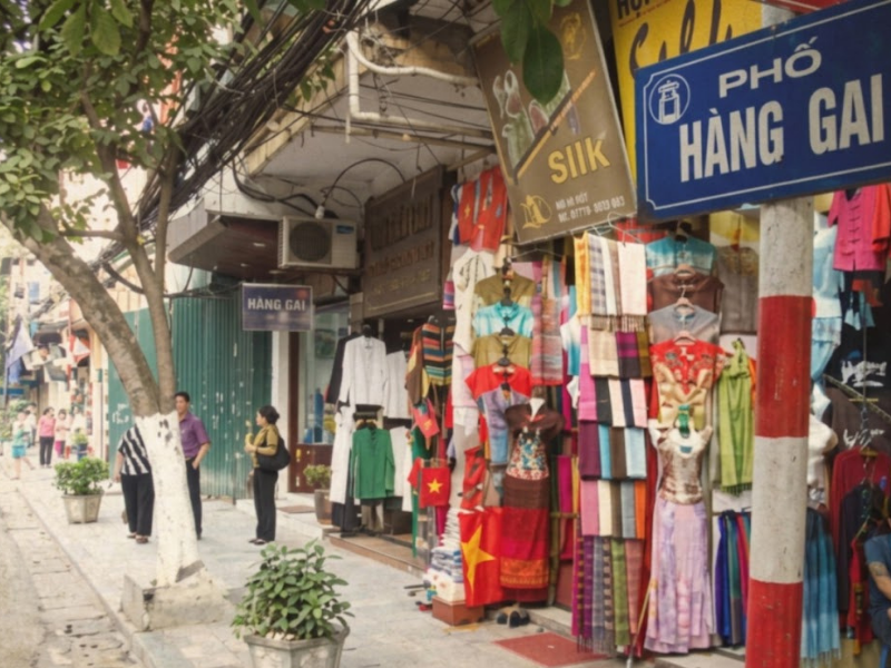 Phố Hàng Gai Hà Nội - Địa chỉ chuyên bán các sản phẩm lụa truyền thống