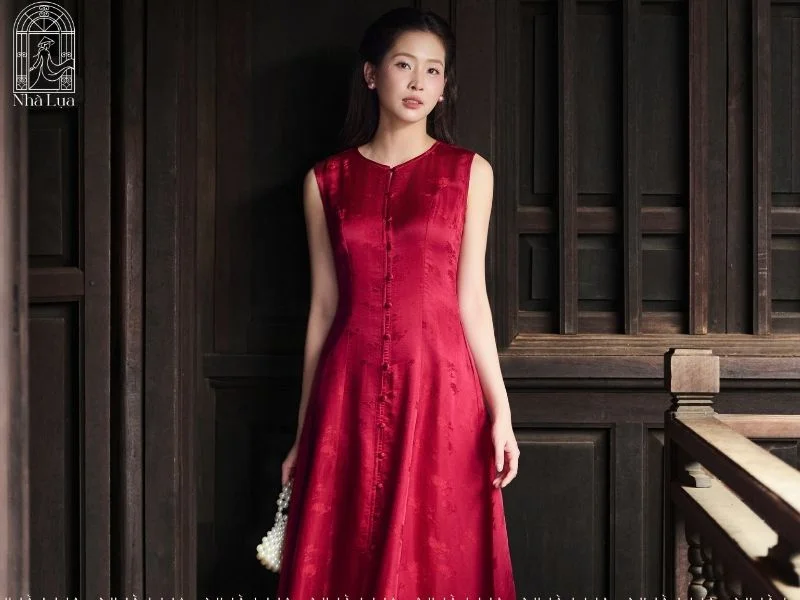 Váy lụa đỏ Thư Ngọc sang trọng và thoải mái với phom dáng xòe nhẹ, hoàn hảo cho ngày Tết