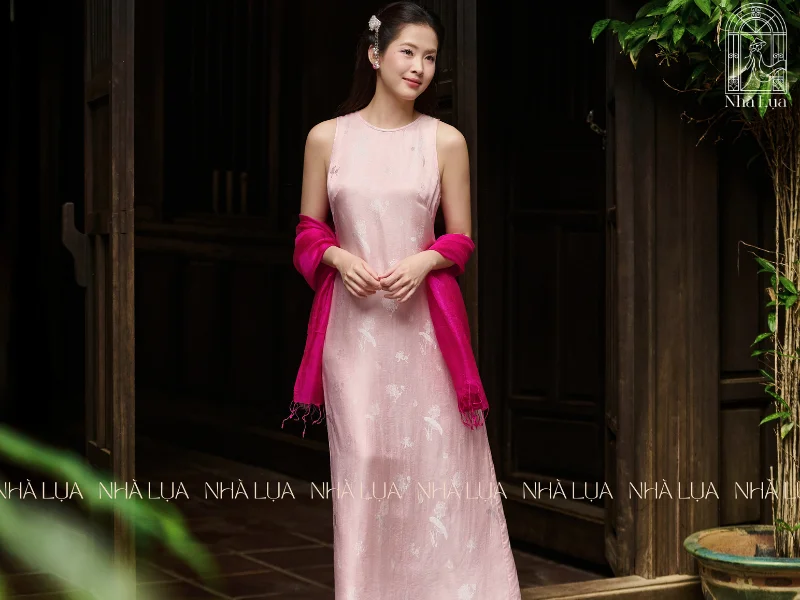Váy lụa tơ tằm với đầy đủ sự thoải mái, vô cùng lý tưởng để đi biển chụp hình hay tiệc tối