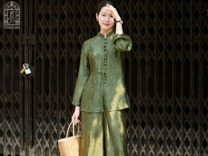 Bộ pháp phục áo cổ lãnh tụ và quần suông mang lại sự thoải mái, dễ cử động và vô cùng thoáng mát