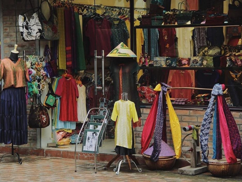 Một góc gian hàng lụa tại làng lụa Vạn Phúc (Hà Nội)
