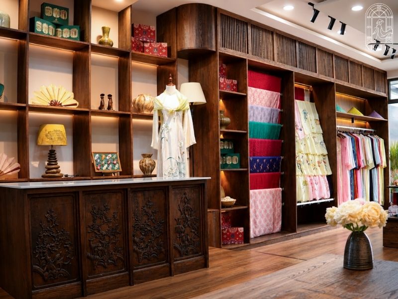 Showroom Nhà Lụa tại Đà Nẵng ( 269 Phan Đăng Lưu), nơi trưng bày và trải nghiệm các thiết kế váy lụa tơ tằm cao cấp