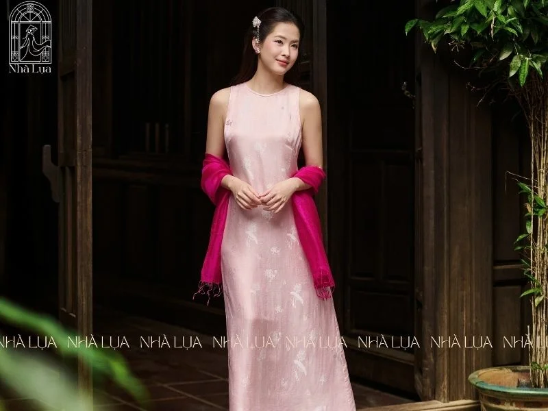 Vẻ đẹp hoài cổ đài các và sự thoải mái thướt tha trong những ngày du xuân được thể hiện trọn vẹn qua tà áo dài lụa phom suông