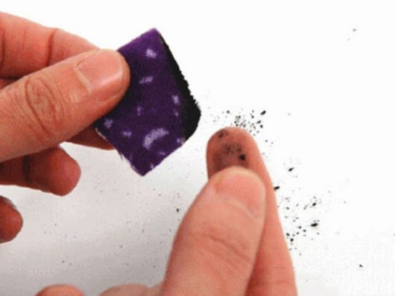 Lụa tơ tằm thật khi đốt sẽ thành bột đen mịn, dễ bóp vỡ thành bụi