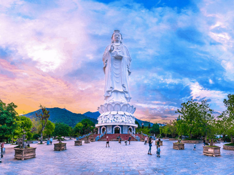 Chùa Linh Ứng Bãi Bụt Mang Lại Vẻ Đẹp Thanh Bình Rất Hợp Chụp Áo Dài Đà Nẵng