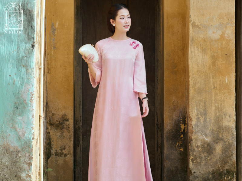 Áo Dài Lụa Tơ Tằm Hồng Nhiên Mang Lại Sự Trang Nhã Cho Không Gian Cổ Kính, Tâm Linh