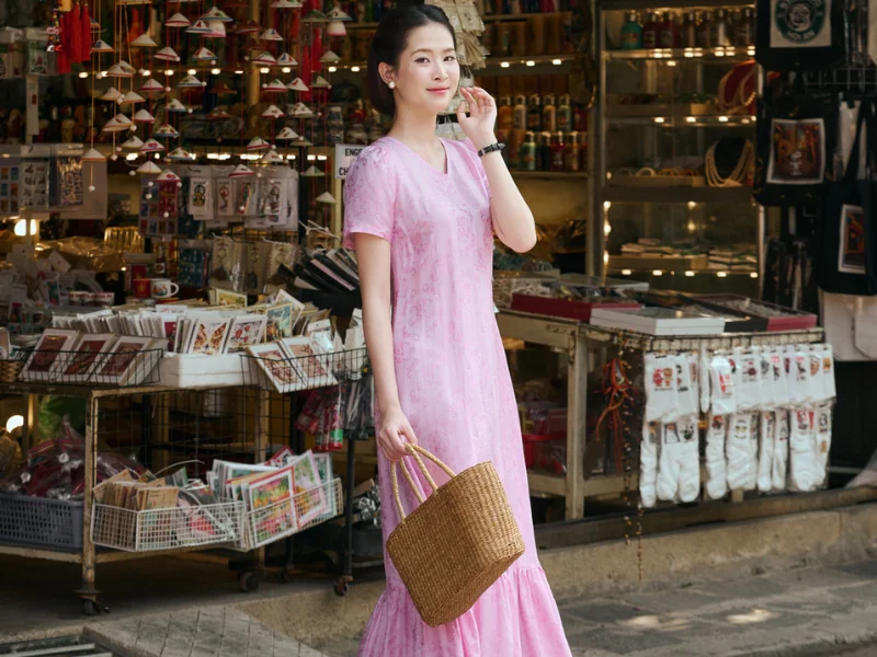 Váy Hồng Thanh mềm mại, nhẹ nhàng, mang lại cảm giác thoáng mát mà không vái lụa pha nào có thể so sánh được.