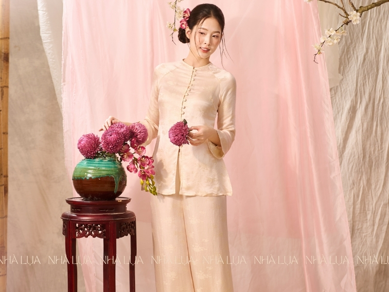 Màu vàng nhạt (không phải màu đậm) là màu sắc phù hợp và mang ý nghĩa tốt đẹp